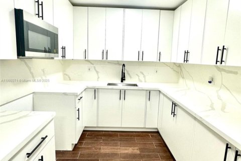 House in Miami Gardens, Florida 4 bedrooms, 122.63 sq.m. № 1944234 - photo 8