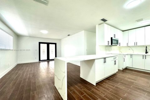 House in Miami Gardens, Florida 4 bedrooms, 122.63 sq.m. № 1944234 - photo 7