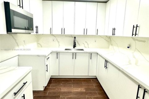 House in Miami Gardens, Florida 4 bedrooms, 122.63 sq.m. № 1944234 - photo 3