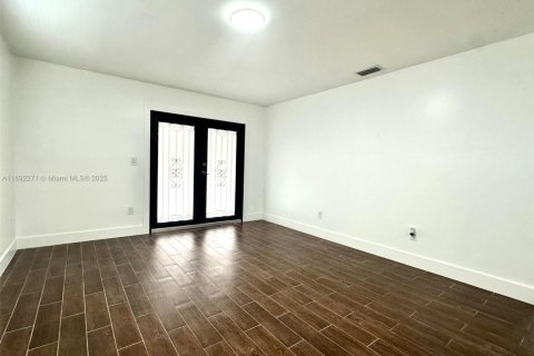 House in Miami Gardens, Florida 4 bedrooms, 122.63 sq.m. № 1944234 - photo 12
