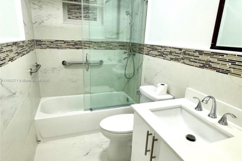 House in Miami Gardens, Florida 4 bedrooms, 122.63 sq.m. № 1944234 - photo 18