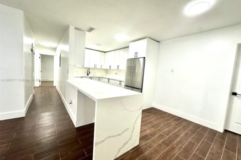 House in Miami Gardens, Florida 4 bedrooms, 122.63 sq.m. № 1944234 - photo 6