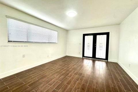 House in Miami Gardens, Florida 4 bedrooms, 122.63 sq.m. № 1944234 - photo 4