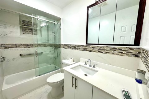 House in Miami Gardens, Florida 4 bedrooms, 122.63 sq.m. № 1944234 - photo 19