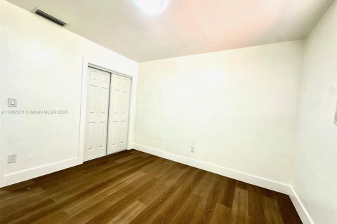 House in Miami Gardens, Florida 4 bedrooms, 122.63 sq.m. № 1944234 - photo 14