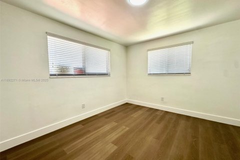 House in Miami Gardens, Florida 4 bedrooms, 122.63 sq.m. № 1944234 - photo 16