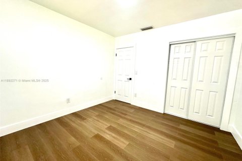 House in Miami Gardens, Florida 4 bedrooms, 122.63 sq.m. № 1944234 - photo 15