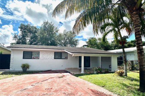 House in Miami Gardens, Florida 4 bedrooms, 122.63 sq.m. № 1944234 - photo 1