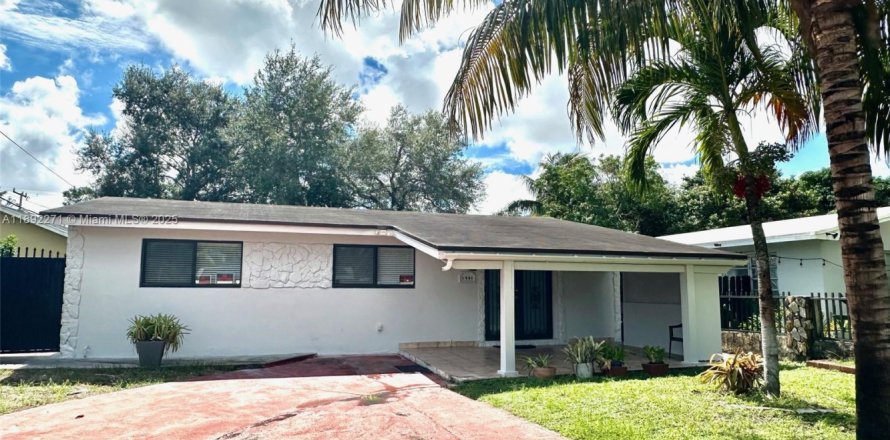 House in Miami Gardens, Florida 4 bedrooms, 122.63 sq.m. № 1944234
