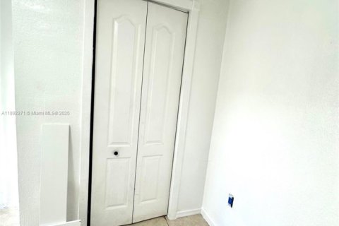 House in Miami Gardens, Florida 4 bedrooms, 122.63 sq.m. № 1944234 - photo 27