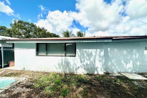 House in Miami Gardens, Florida 4 bedrooms, 122.63 sq.m. № 1944234 - photo 29