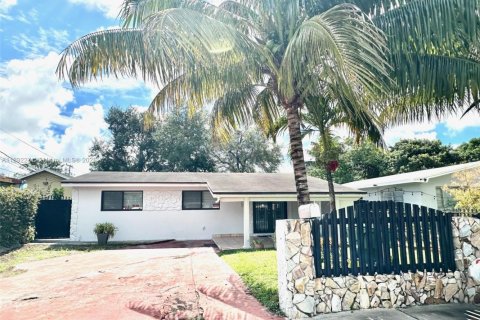 House in Miami Gardens, Florida 4 bedrooms, 122.63 sq.m. № 1944234 - photo 2