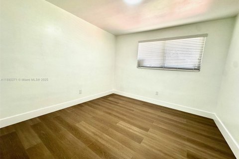House in Miami Gardens, Florida 4 bedrooms, 122.63 sq.m. № 1944234 - photo 13