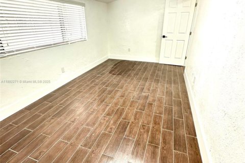 House in Miami Gardens, Florida 4 bedrooms, 122.63 sq.m. № 1944234 - photo 5