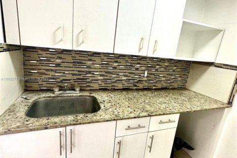 House in Miami Gardens, Florida 4 bedrooms, 122.63 sq.m. № 1944234 - photo 28