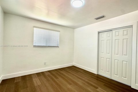 House in Miami Gardens, Florida 4 bedrooms, 122.63 sq.m. № 1944234 - photo 17