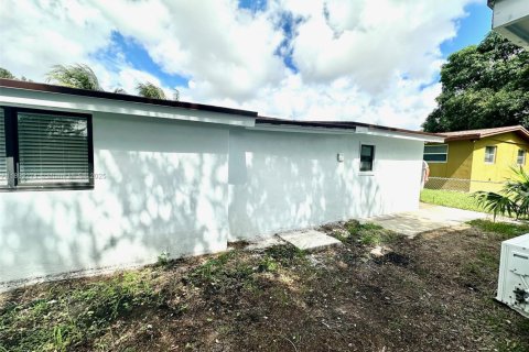 House in Miami Gardens, Florida 4 bedrooms, 122.63 sq.m. № 1944234 - photo 30