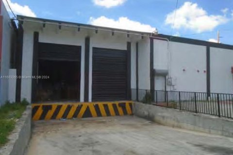 Commercial property in Miami, Florida № 2089098 - photo 6