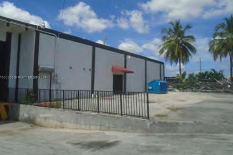 Commercial property in Miami, Florida № 2089098 - photo 14