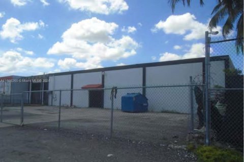 Commercial property in Miami, Florida № 2089098 - photo 13