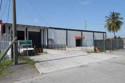 Commercial property in Miami, Florida № 2089098