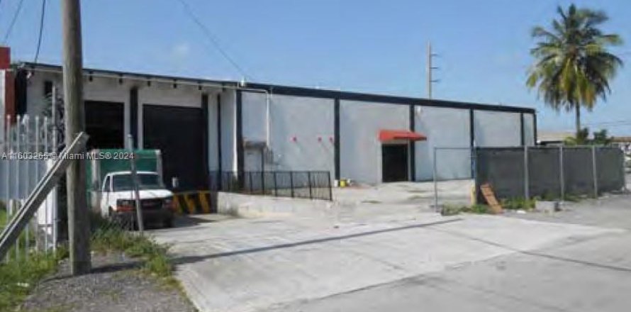 Commercial property in Miami, Florida № 2089098
