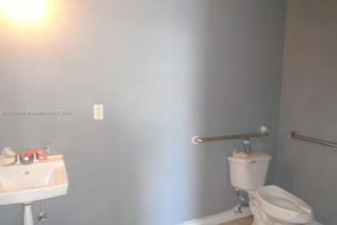 Commercial property in Miami, Florida № 2089098 - photo 5