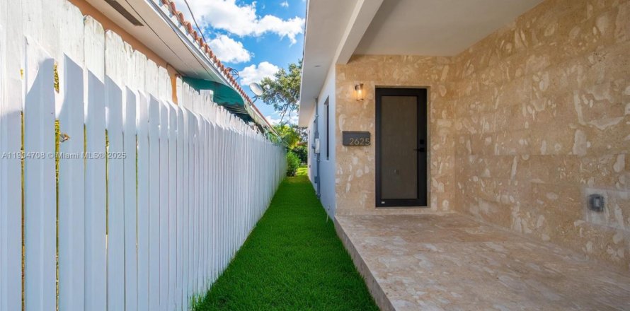 Дом в Майами, Флорида 3 спальни, 196.95м2 № 1972829