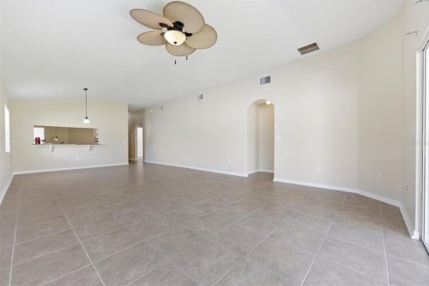 House in Land O' Lakes, Florida 4 bedrooms, 171.03 sq.m. № 2129953 - photo 12