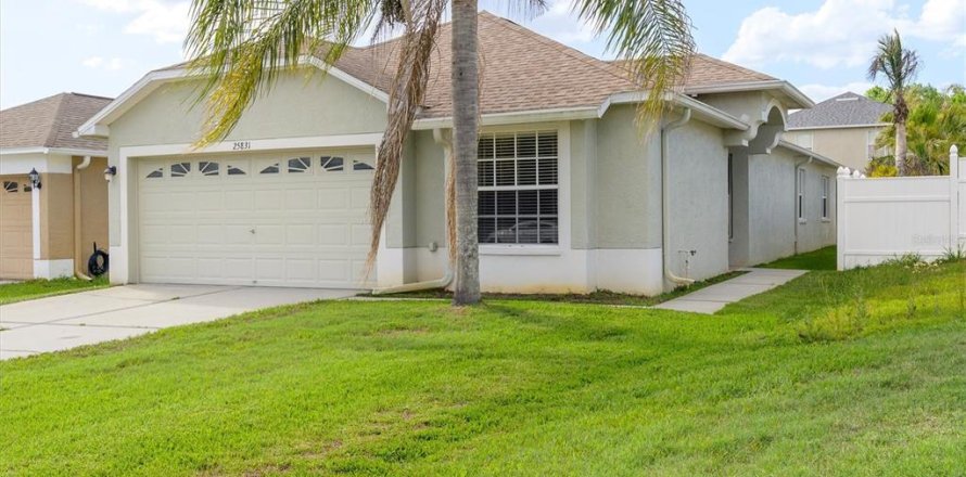 House in Land O' Lakes, Florida 4 bedrooms, 171.03 sq.m. № 2129953