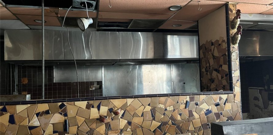 Commercial property in Oakland Park, Florida № 962449