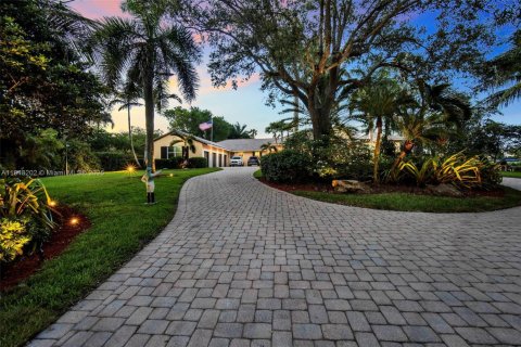 House in Southwest Ranches, Florida 7 bedrooms, 465.16 sq.m. № 1848801 - photo 7
