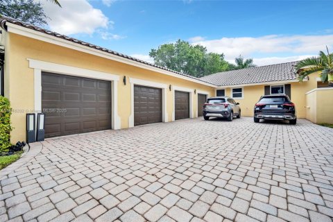 House in Southwest Ranches, Florida 7 bedrooms, 465.16 sq.m. № 1848801 - photo 13