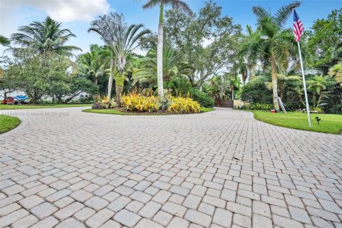 House in Southwest Ranches, Florida 7 bedrooms, 465.16 sq.m. № 1848801 - photo 12