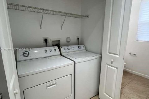 Touwnhouse à louer à Homestead, Floride: 4 chambres, 160.54 m2 № 1985742 - photo 7