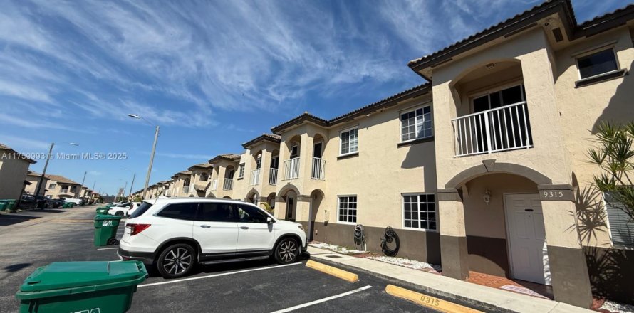Adosado en Hialeah Gardens, Florida 3 dormitorios, 110 m2 № 1867978