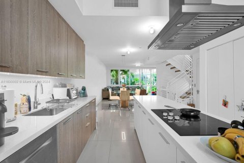 Купить таунхаус в Бей-Харбор-Айлендс, Флорида 4 спальни, 234.02м2, № 2037204 - фото 3