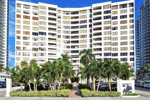 Снять в аренду кондоминиум в Холливуд, Флорида 1 спальня, 72.46м2, № 2039094 - фото 17