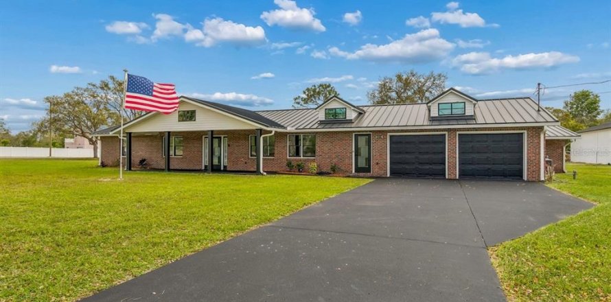 House in Spring Hill, Florida 4 bedrooms, 248.98 sq.m. № 2393507