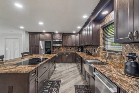 House in Spring Hill, Florida 4 bedrooms, 248.98 sq.m. № 2393507 - photo 15