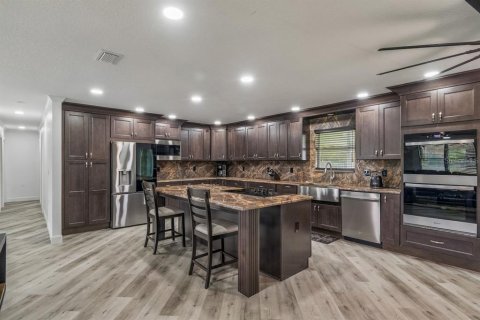 House in Spring Hill, Florida 4 bedrooms, 248.98 sq.m. № 2393507 - photo 14