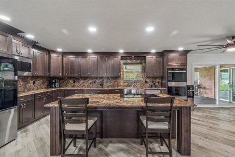 House in Spring Hill, Florida 4 bedrooms, 248.98 sq.m. № 2393507 - photo 13