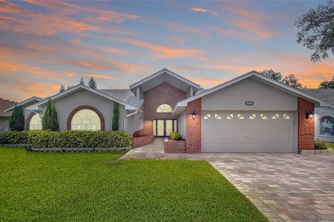 House in New Port Richey, Florida 4 bedrooms, 265.7 sq.m. № 1782533 - photo 1