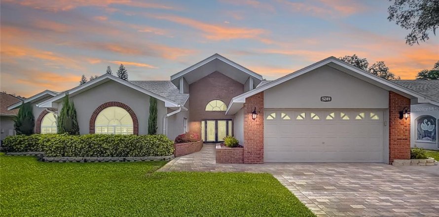 House in New Port Richey, Florida 4 bedrooms, 265.7 sq.m. № 1782533