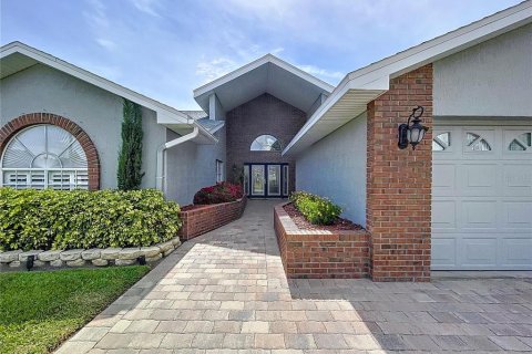 House in New Port Richey, Florida 4 bedrooms, 265.7 sq.m. № 1782533 - photo 8