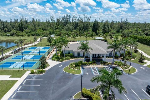 House in Punta Gorda, Florida 4 bedrooms, 171.5 sq.m. № 1884082 - photo 11
