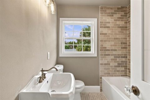 House in Tampa, Florida 2 bedrooms, 100.52 sq.m. № 2406254 - photo 28