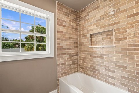 House in Tampa, Florida 2 bedrooms, 100.52 sq.m. № 2406254 - photo 29