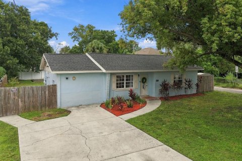 House in Tampa, Florida 2 bedrooms, 100.52 sq.m. № 2406254 - photo 2