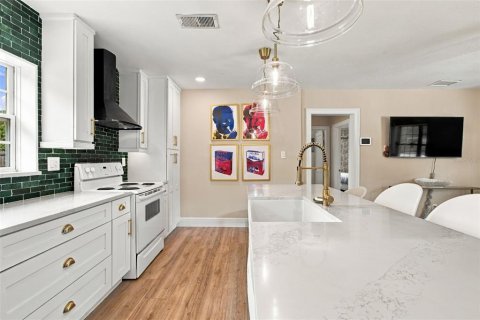 House in Tampa, Florida 2 bedrooms, 100.52 sq.m. № 2406254 - photo 15